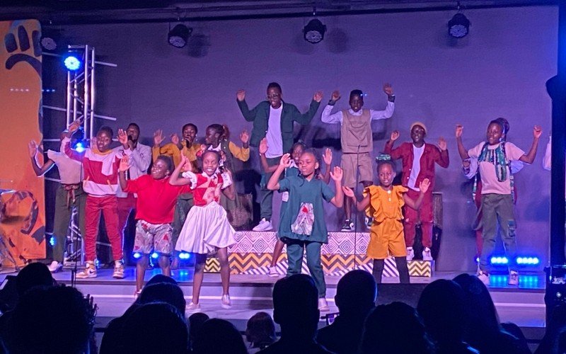 Coral Watoto se apresentou em igreja de Gramado