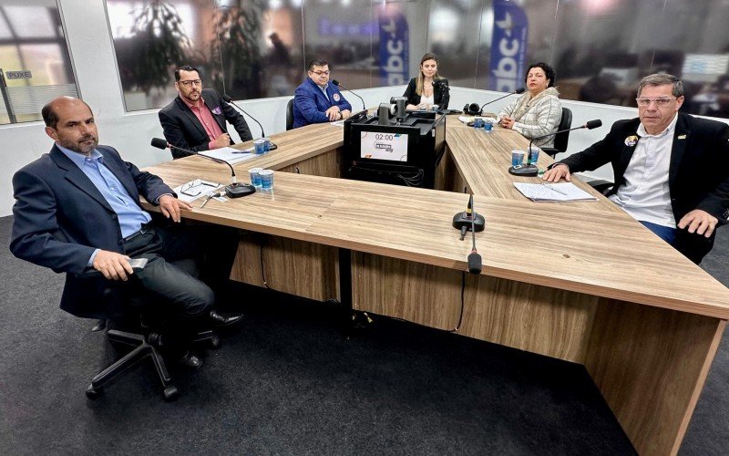 Debate reúne os cinco prefeituráveis: Dra. Imilia de Souza (PL), Jorge Barbosa (PSD), Luciano Rodrigues (PT), Professor André Alves (50) e Volmir Rodrigues Gordo (PP) | abc+