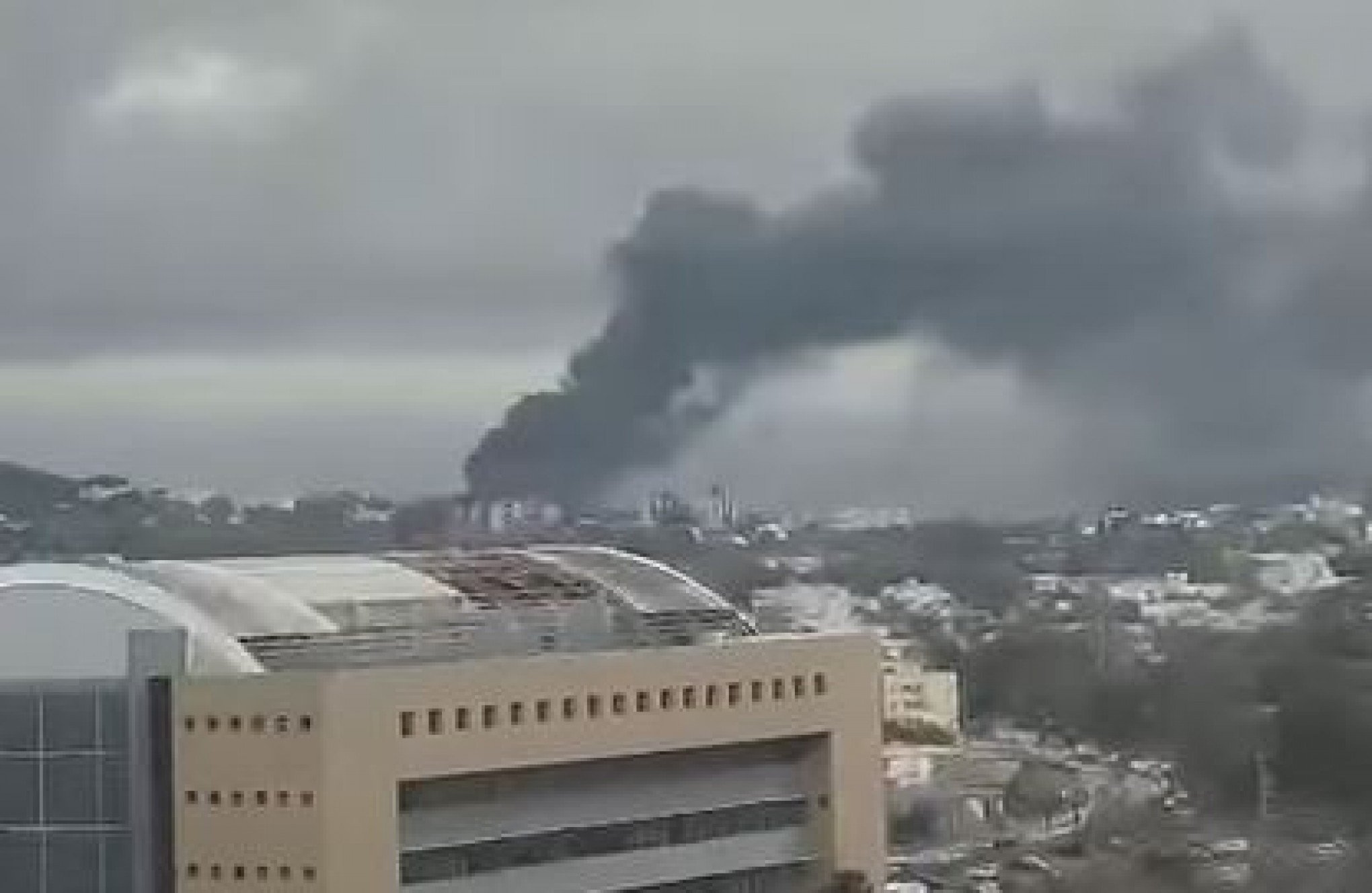 VÍDEO: Depósito de autopeças é atingido por incêndio e fumaça chama a atenção em Porto Alegre