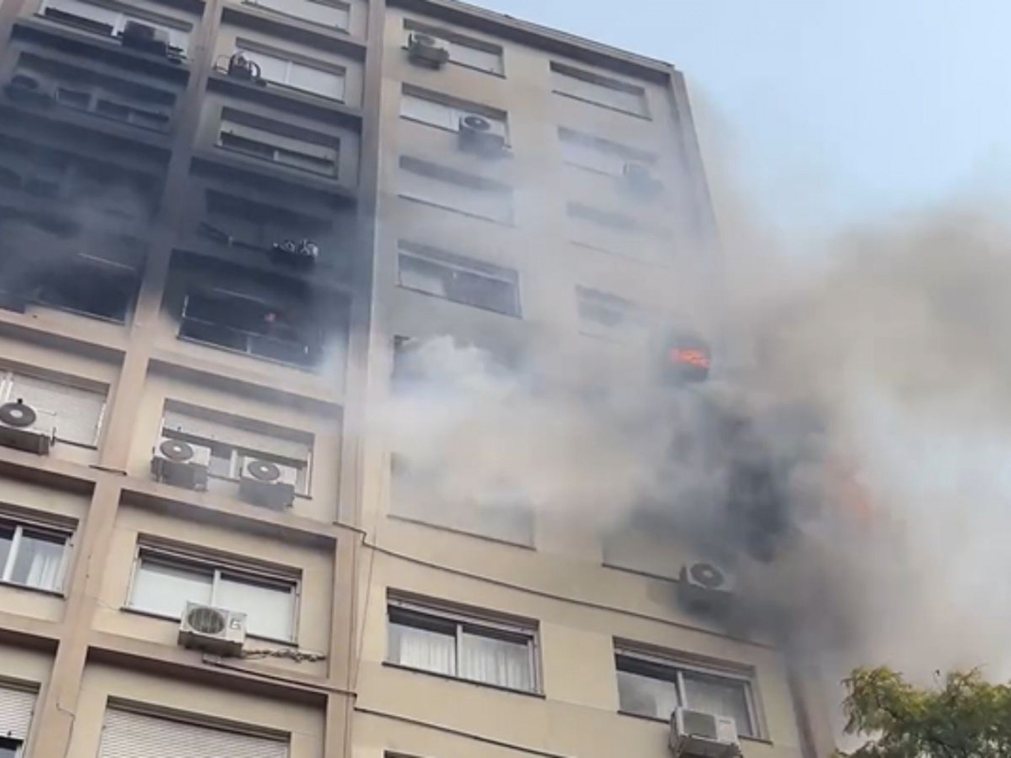 Incêndio atinge residencial no Centro Histórico de Porto Alegre