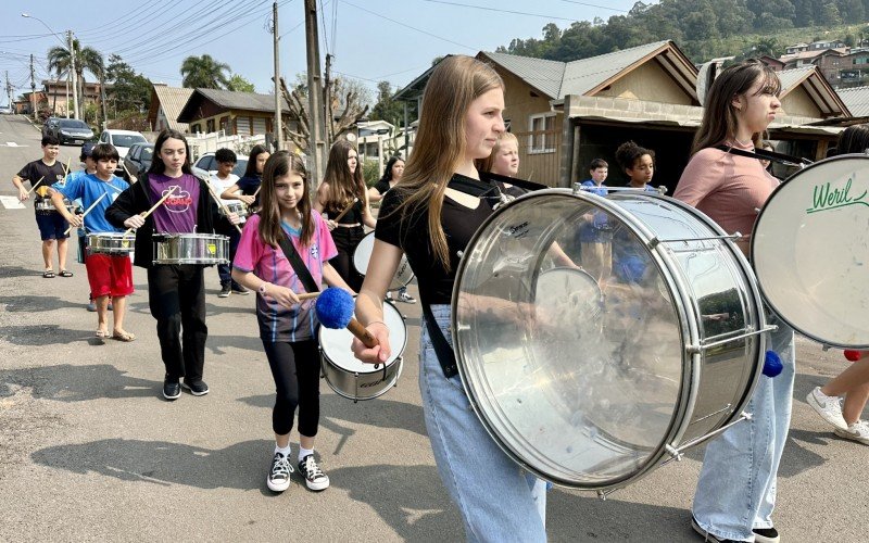 Estudantes da Escola Móses Bezzi se preparam para os desfiles cívicos de 2024