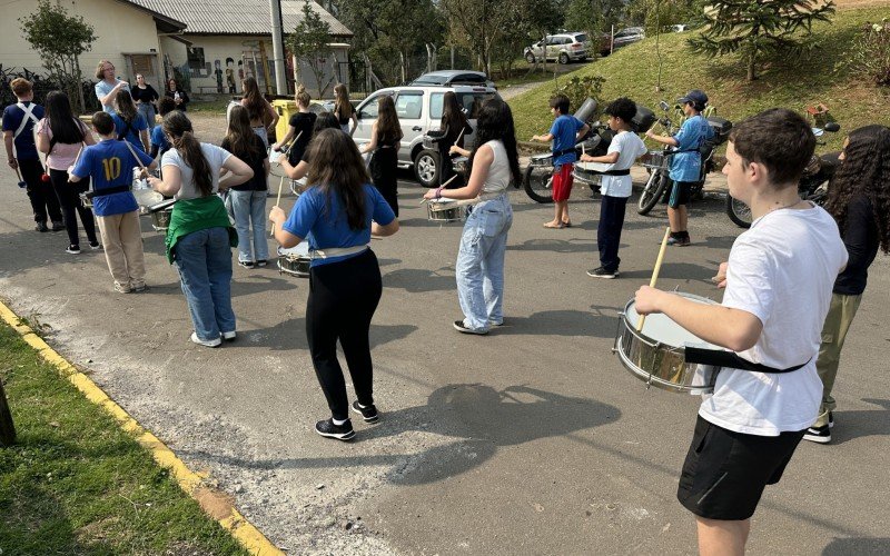 Estudantes da Escola Móses Bezzi se preparam para os desfiles cívicos de 2024