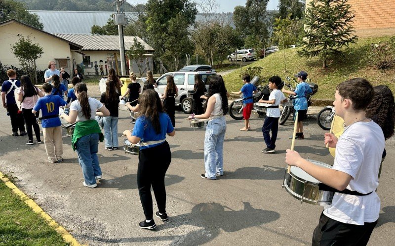 Estudantes da Escola Móses Bezzi se preparam para os desfiles cívicos de 2024