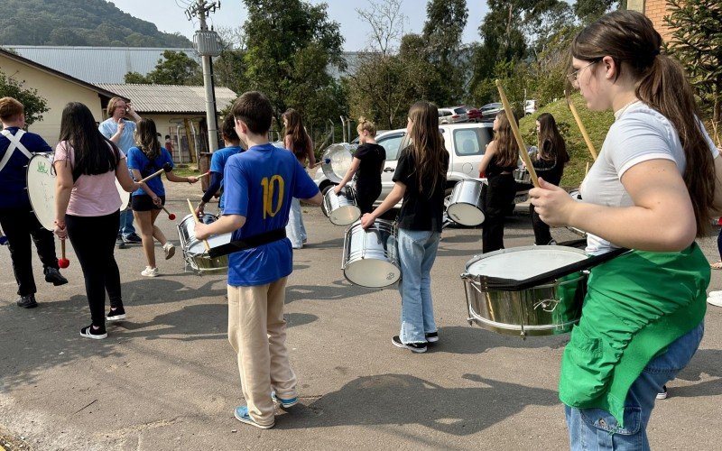 Móses Bezzi era uma das escolas que estava se preparando para o desfile cívico