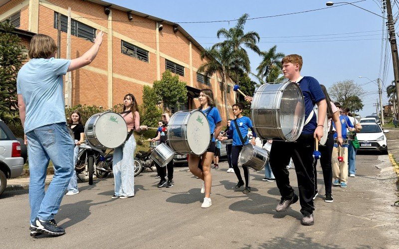 Estudantes da Escola Móses Bezzi se preparam para os desfiles cívicos de 2024