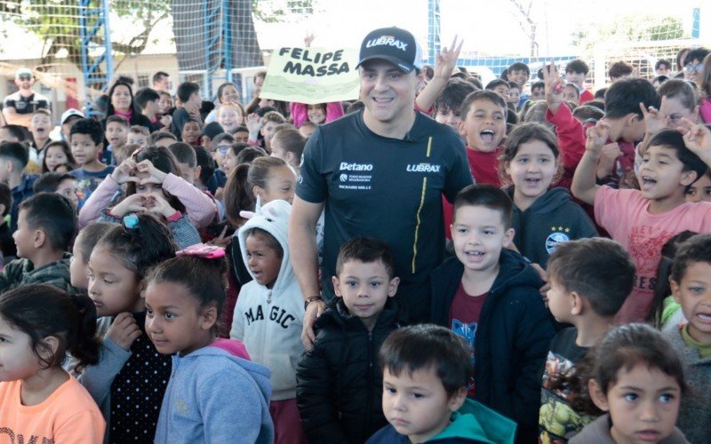 O piloto Felipe Massa recebeu o carinho das crianças da Escola São Mateus nesta quinta-feira (5)