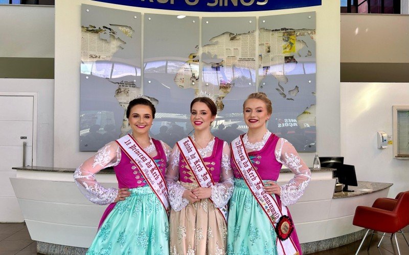 Rainha Adeline Weber Sidegum (centro), 1ª princesa Sara Kathieli Morschel Ribeiro de Freitas (à esquerda) e 2ª princesa Scheila Carolina Voltz (à direita).