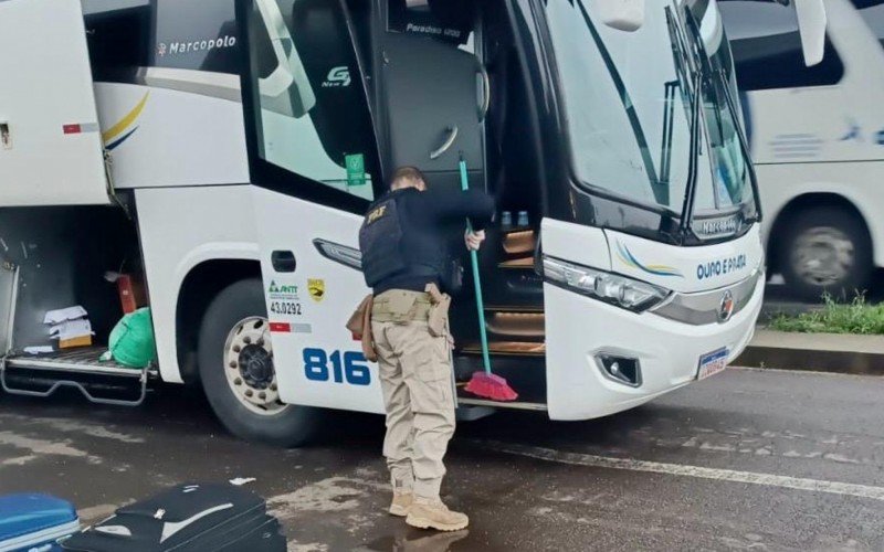 PRF retira cocaína que caiu no chão de ônibus | abc+