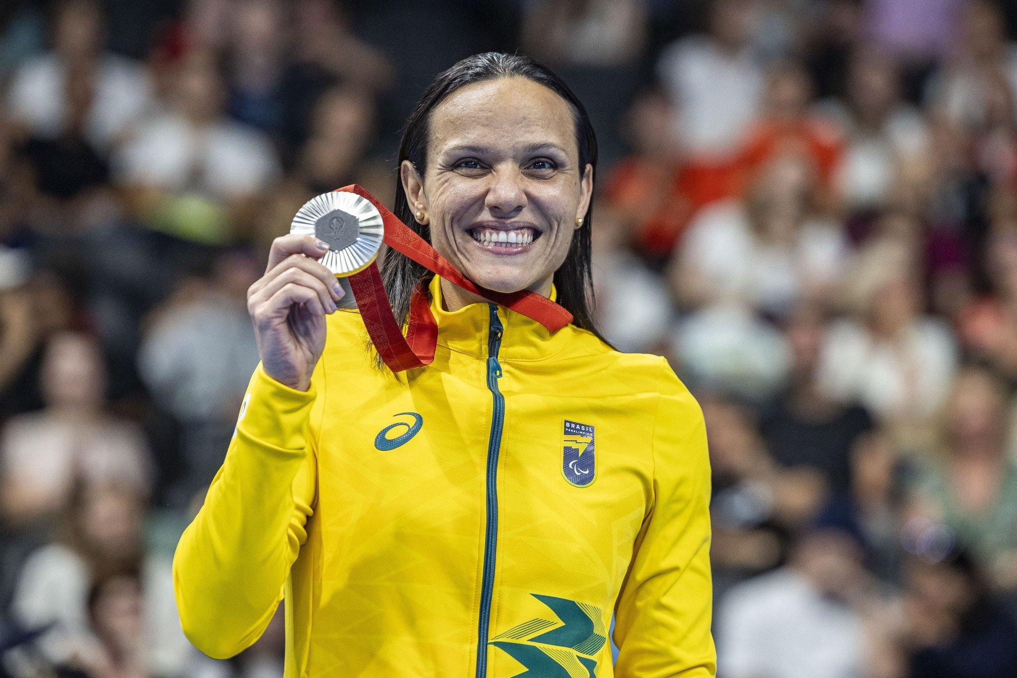 Carol Santiago conquista medalha de prata nos 100 metros peito