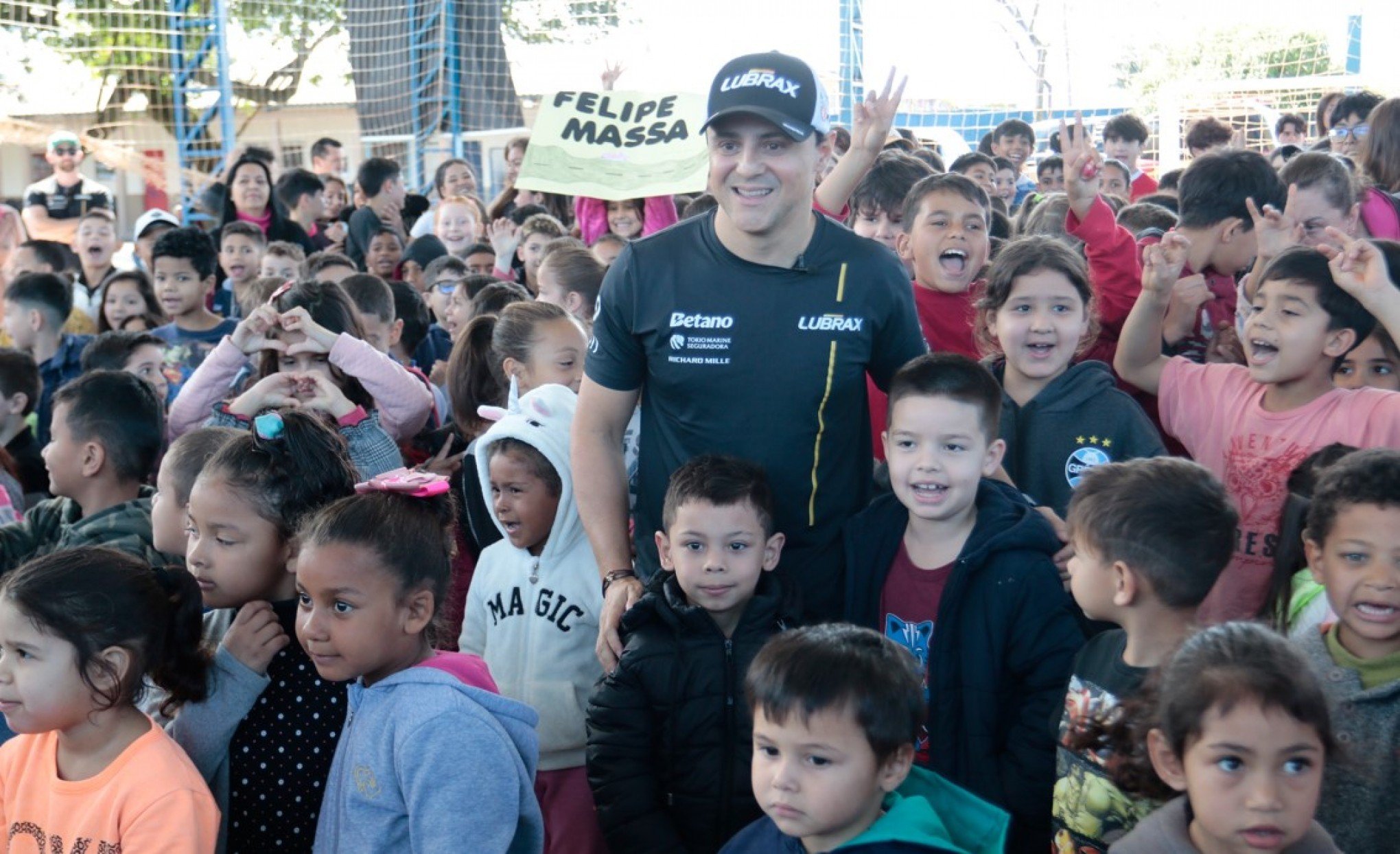 Felipe Massa visita escola reconstruída após a enchente em Canoas: "Mínimo que eu podia fazer era ajudar"; veja vídeo