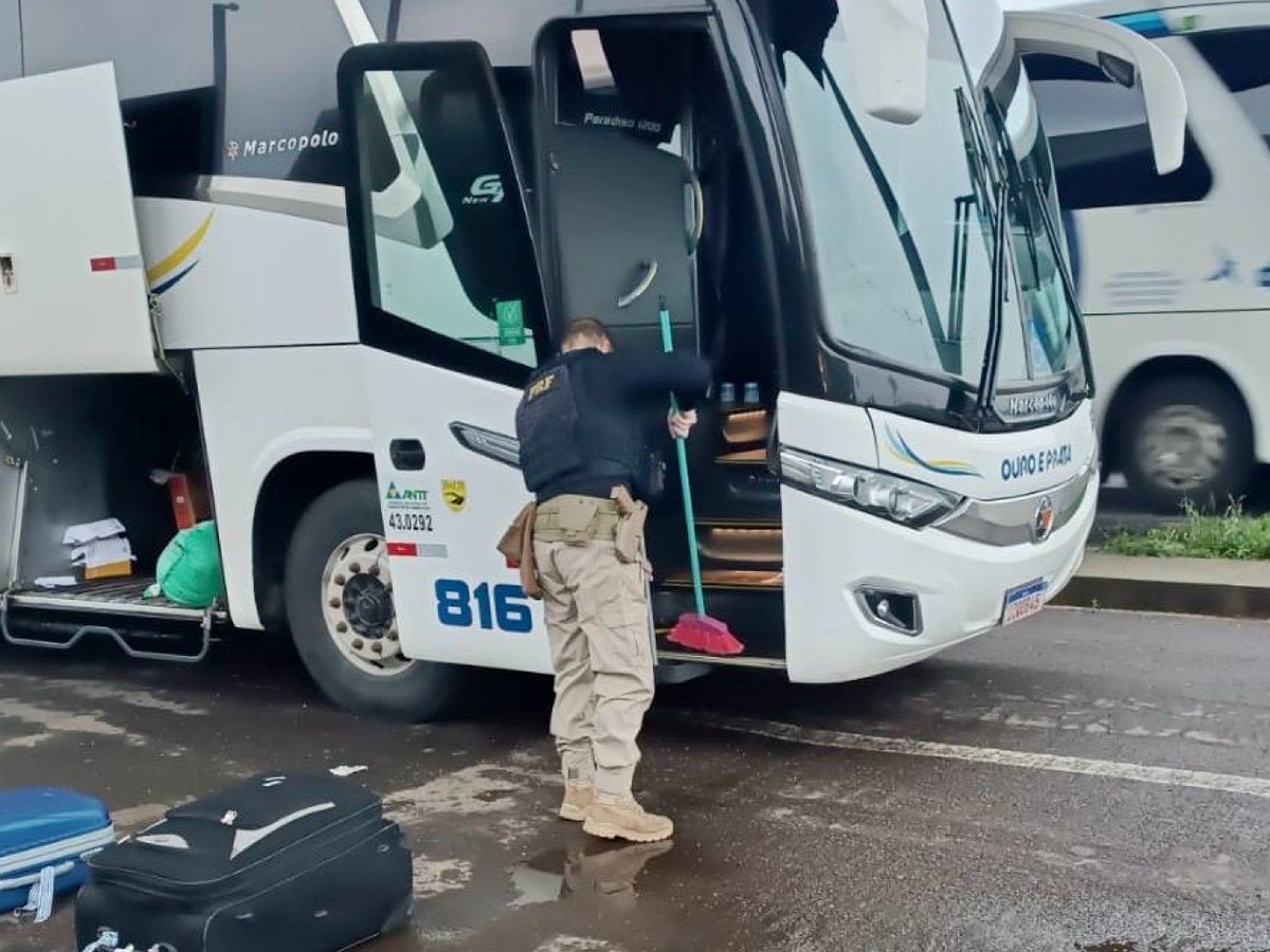 VÍDEO: Pó branco cai da calça de passageiro e se espalha por ônibus na BR-290