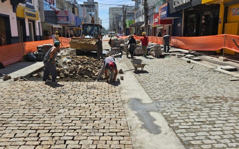 Nesta sexta (6), equipes trabalhavam na pavimentação da terceira quadra da Rua Independência