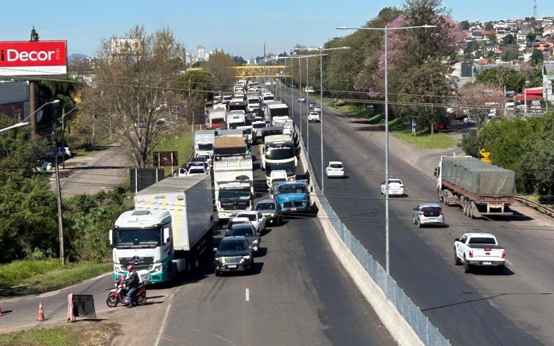 BR-116: Bloqueio em alça de acesso a RS-239 causa congestionamento quilométrico  | abc+