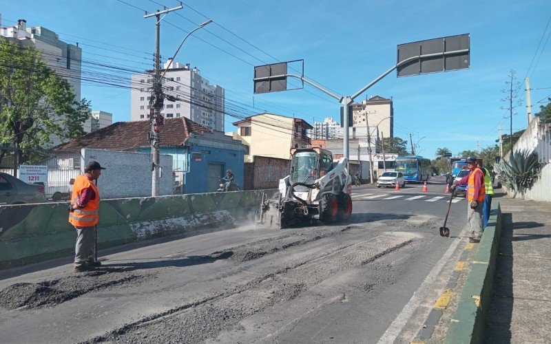 Buracos da Avenida Victor Barreto estão sendo tapados na manhã desta sexta-feira (6)