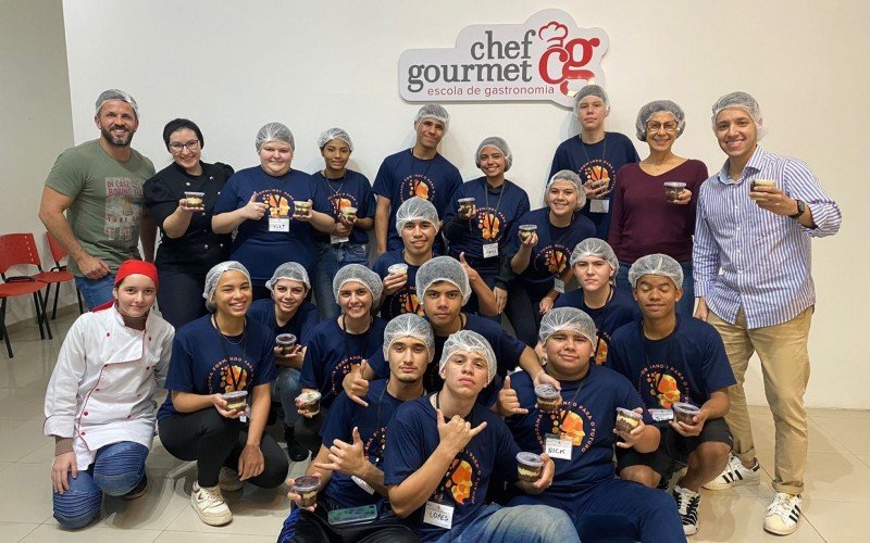 Os alunos do projeto aprenderam a fazer bolo de pote na escola de gastronomia Chef Gourmet Canoas. Os bolos foram entregues a OSCs que atendem crianças e pessoas atípicas