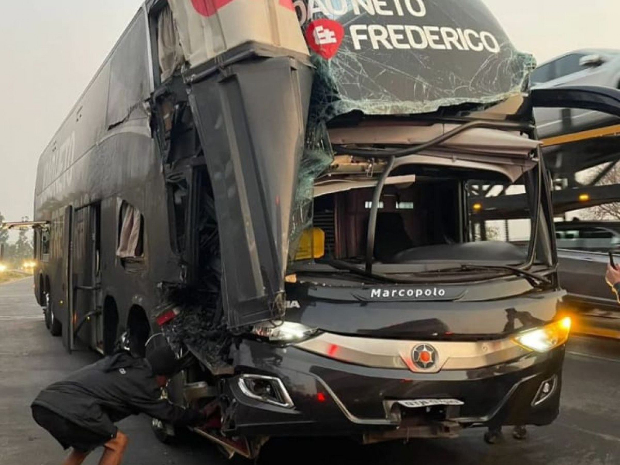 Ônibus da dupla sertaneja bate em caminhão de carvão; veja nota dos cantores