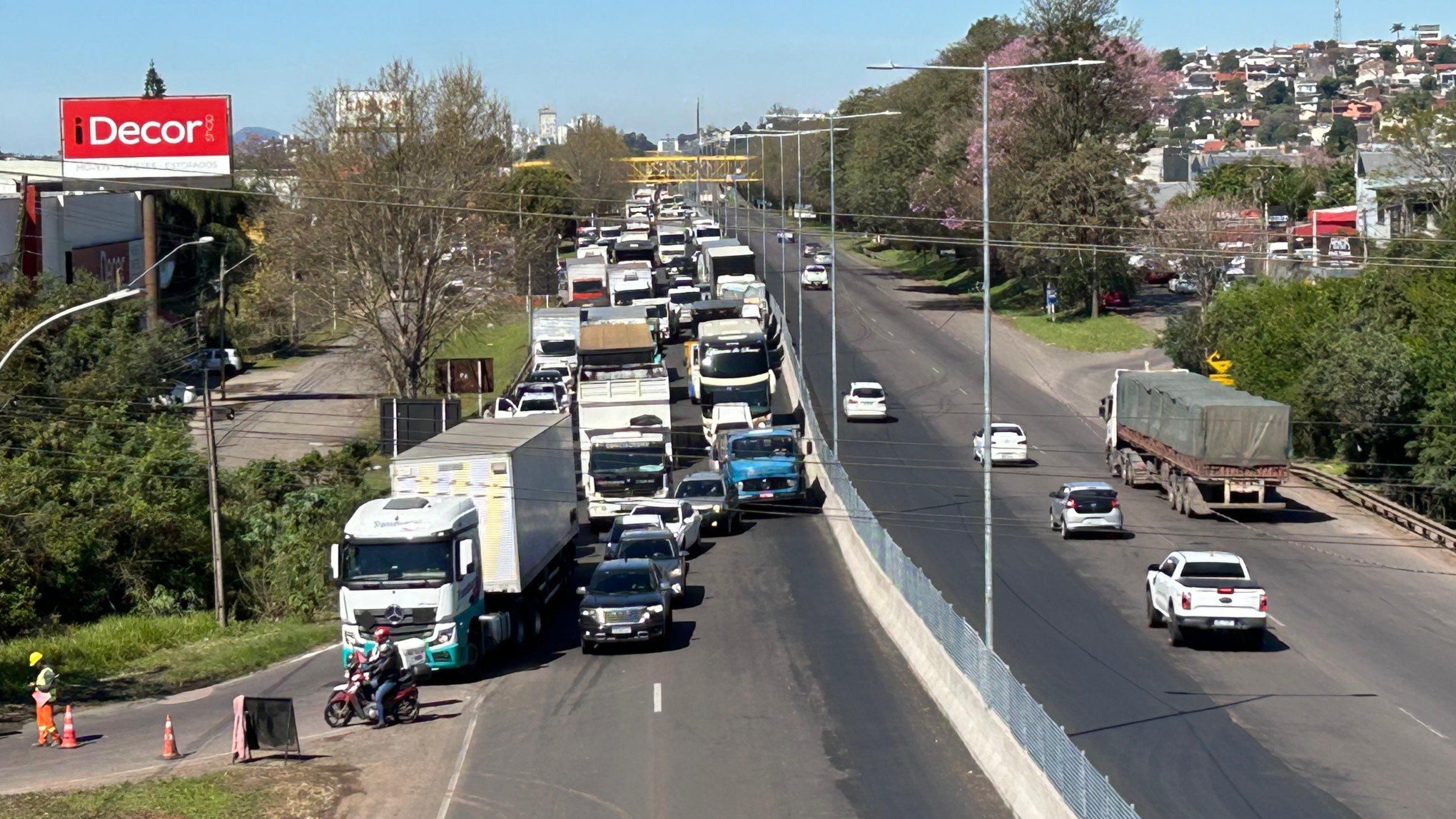 BR-116: Bloqueio em alça de acesso a RS-239 causa congestionamento quilométrico