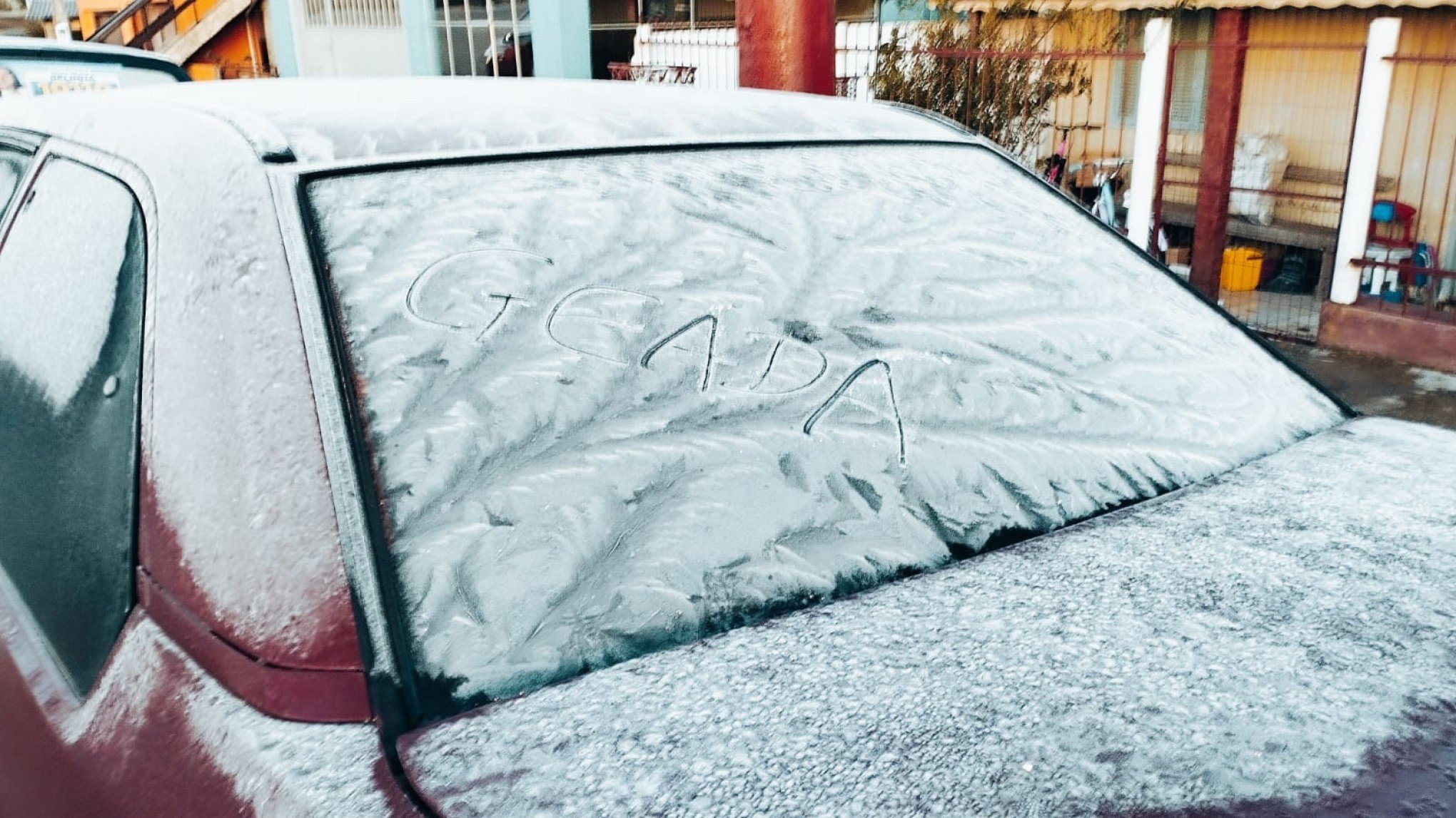 PREVISÃO DO TEMPO: Temperatura próxima de zero traz geada para cidade gaúcha; veja imagens