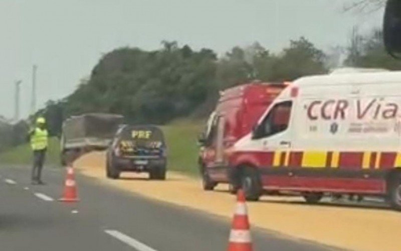 BR-290: Ônibus bate em carreta carregada de arroz e uma pessoa fica ferida | abc+