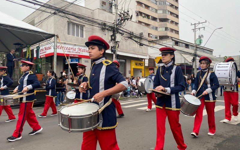 Desfile cívico de Sapiranga com participação das bandas marciais das escolas  | abc+