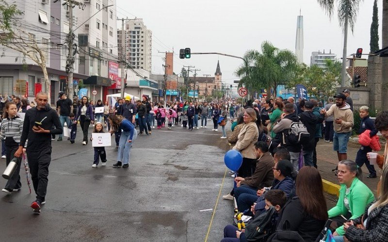 Desfile cívico em Campo Bom lota Avenida Brasil