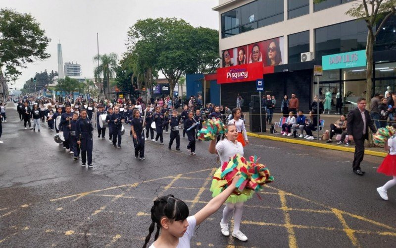 Desfile cívico em Campo Bom lota Avenida Brasil