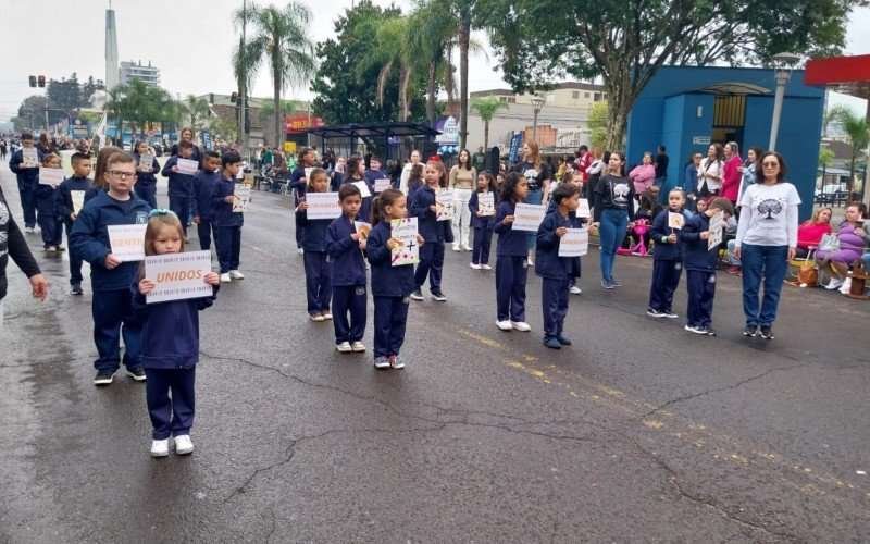 Desfile cívico em Campo Bom lota Avenida Brasil