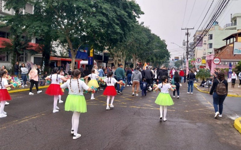 Desfile cívico em Campo Bom lota Avenida Brasil