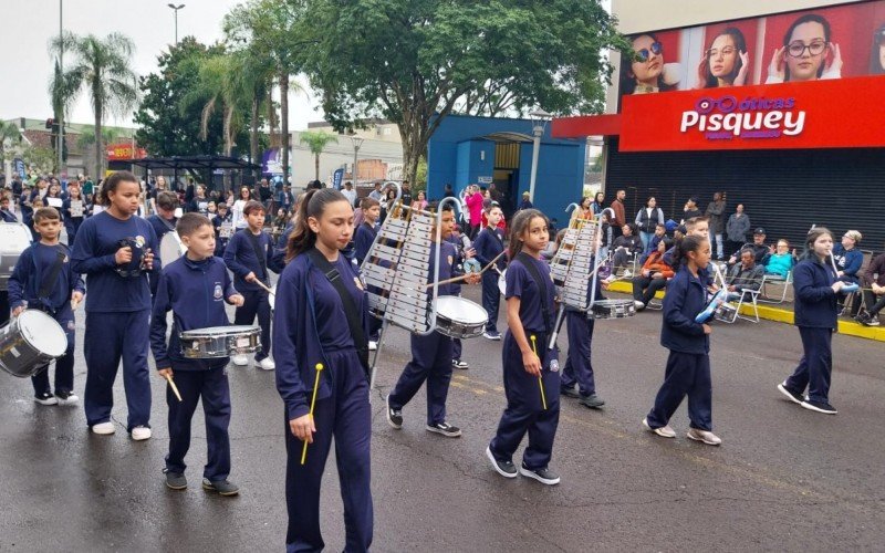 Desfile cívico em Campo Bom lota Avenida Brasil