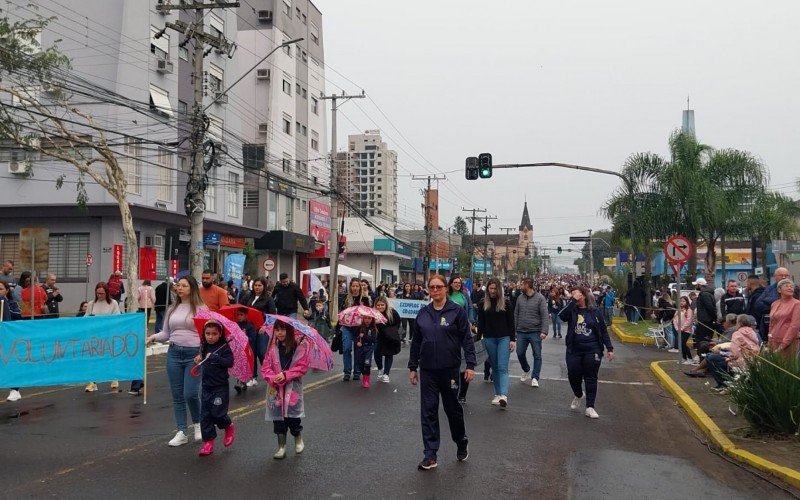 Desfile cívico em Campo Bom lota Avenida Brasil