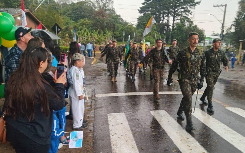 Militares do 3º Batalhão de Suprimento do Exército Brasileiro desfilaram rapidamente na manhã deste sábado (7) em Nova Santa Rita