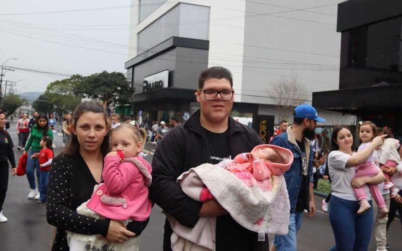 Ágatha, que tem um mês de vida, acompanhou a família no desfile em Sapiranga  | abc+