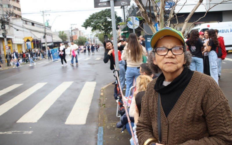 Rosa de Oliveira, 73 anos, faz questão de acompanhar os desfiles de 7 de Setembro  | abc+