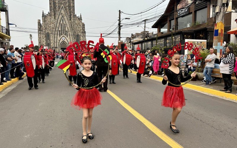 Desfile cívico de 7 de Setembro reúne milhares de pessoas no Centro de Canela