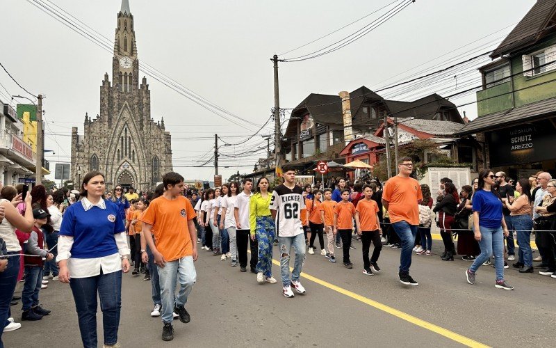 Desfile cívico de 7 de Setembro reúne milhares de pessoas no Centro de Canela