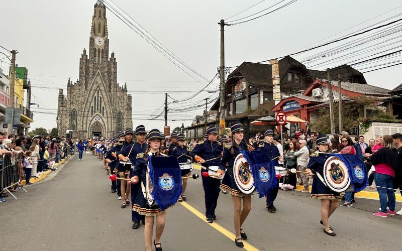 Desfile cívico de 7 de Setembro reúne milhares de pessoas no Centro de Canela