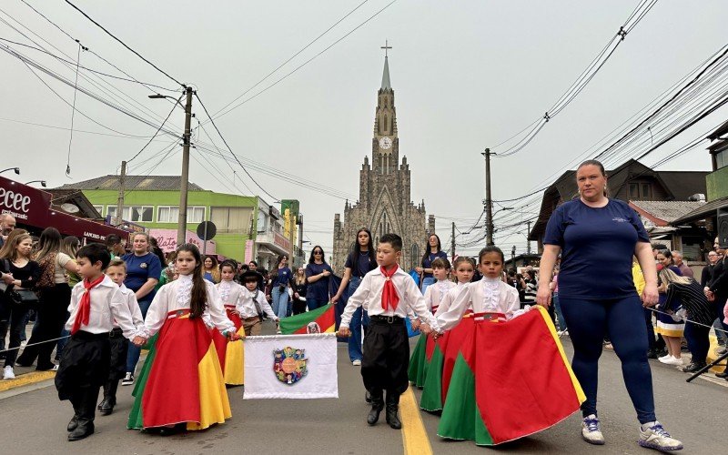 Desfile cívico de 7 de Setembro reúne milhares de pessoas no Centro de Canela