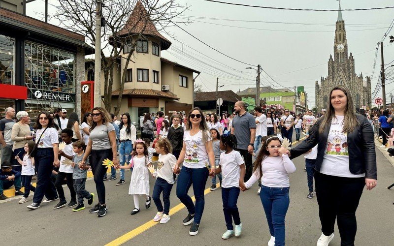 Desfile cívico de 7 de Setembro reúne milhares de pessoas no Centro de Canela