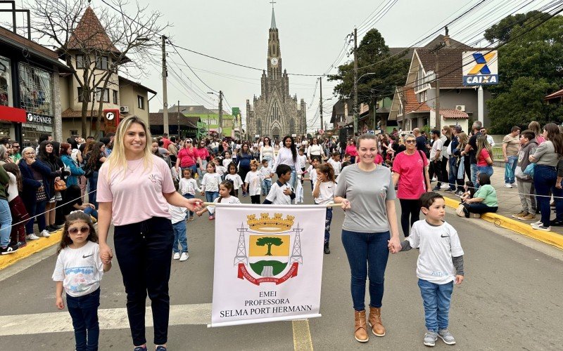 Desfile cívico de 7 de Setembro reúne milhares de pessoas no Centro de Canela