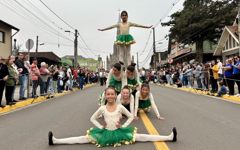 Desfile cívico de 7 de Setembro reúne milhares de pessoas no Centro de Canela