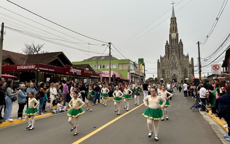 Desfile cívico de 7 de Setembro reúne milhares de pessoas no Centro de Canela