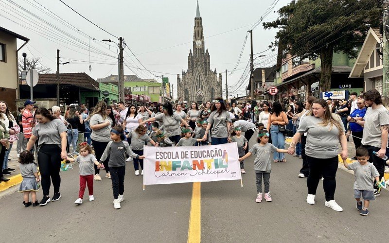 Desfile cívico de 7 de Setembro reúne milhares de pessoas no Centro de Canela