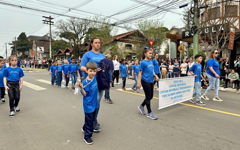 Desfile cívico de 7 de Setembro reúne milhares de pessoas no Centro de Canela