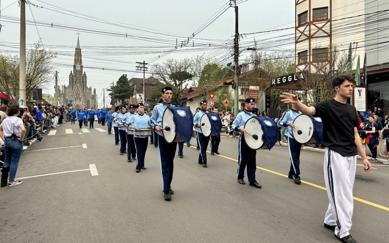 Desfile cívico de 7 de Setembro reúne milhares de pessoas no Centro de Canela