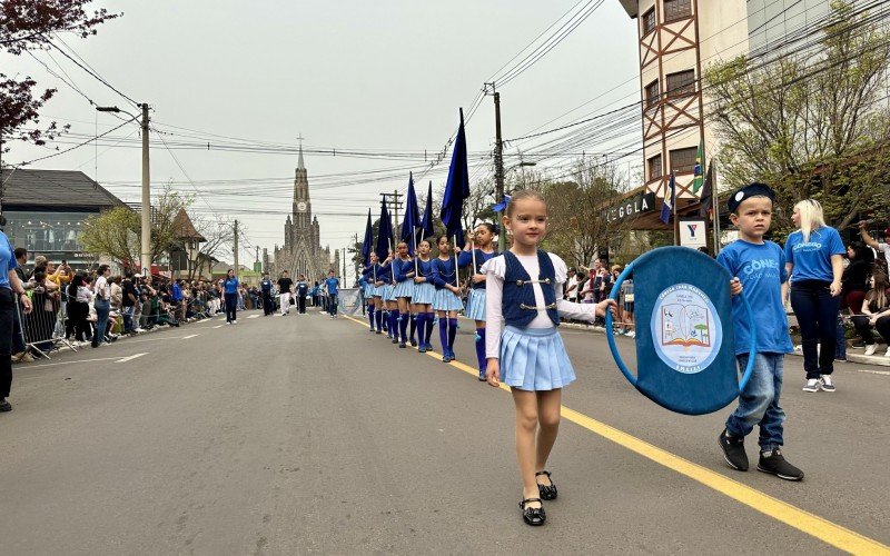 Desfile cívico de 7 de Setembro reúne milhares de pessoas no Centro de Canela