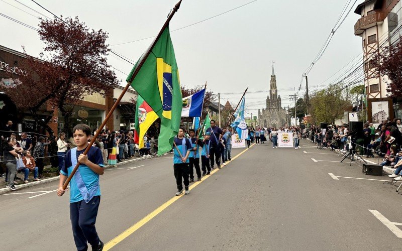 Desfile cívico de 7 de Setembro reúne milhares de pessoas no Centro de Canela