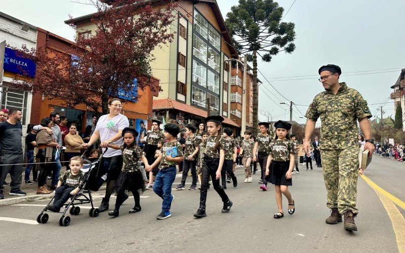 Desfile cívico de 7 de Setembro reúne milhares de pessoas no Centro de Canela