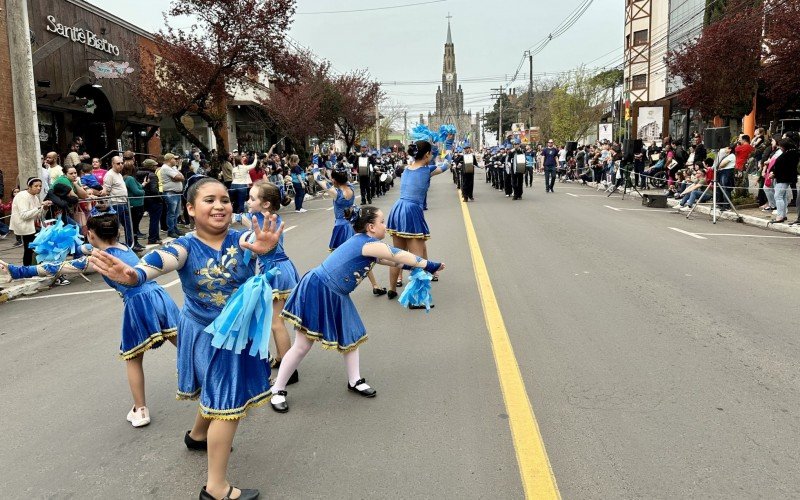 Desfile cívico de 7 de Setembro reúne milhares de pessoas no Centro de Canela