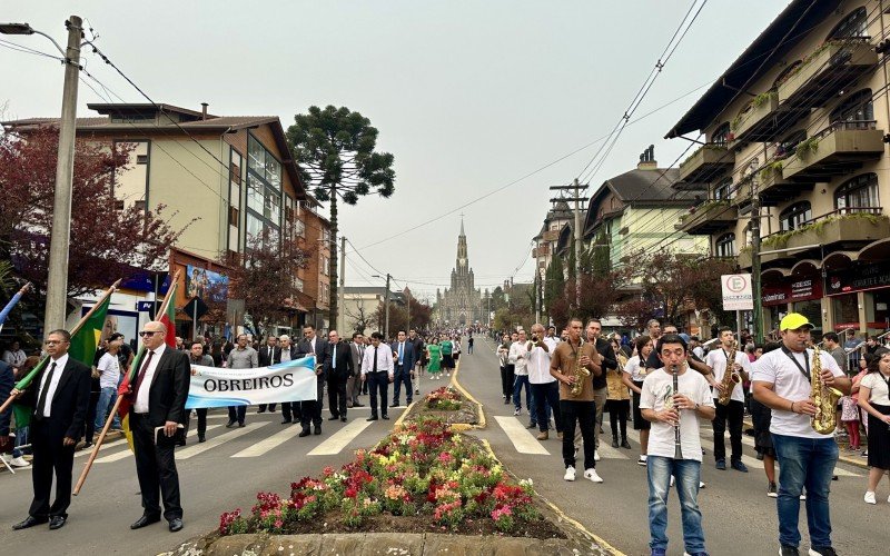 Desfile cívico de 7 de Setembro reúne milhares de pessoas no Centro de Canela