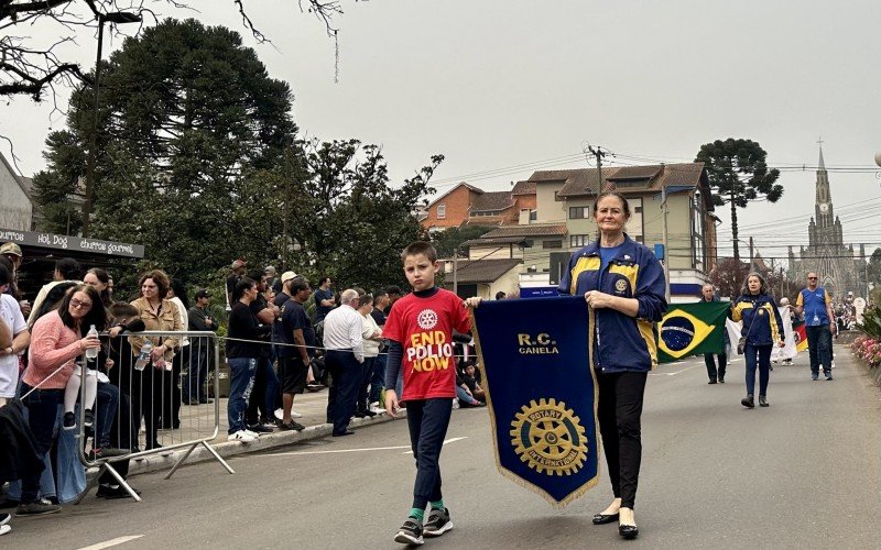 Desfile cívico de 7 de Setembro reúne milhares de pessoas no Centro de Canela